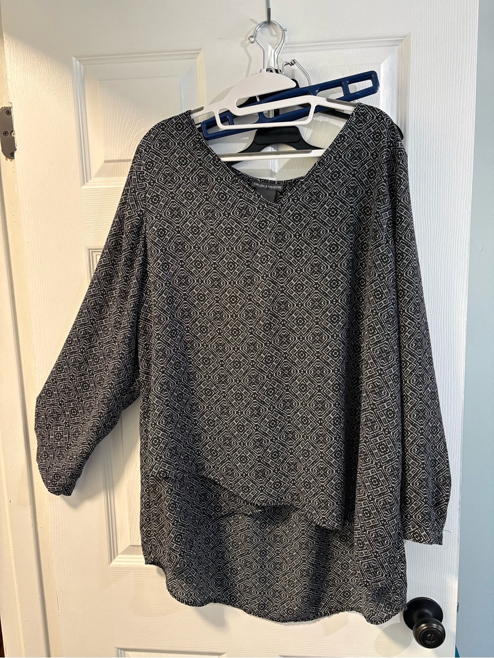 Chelsea & Theodore - Black Geometric V-Neck Tunic - XXL